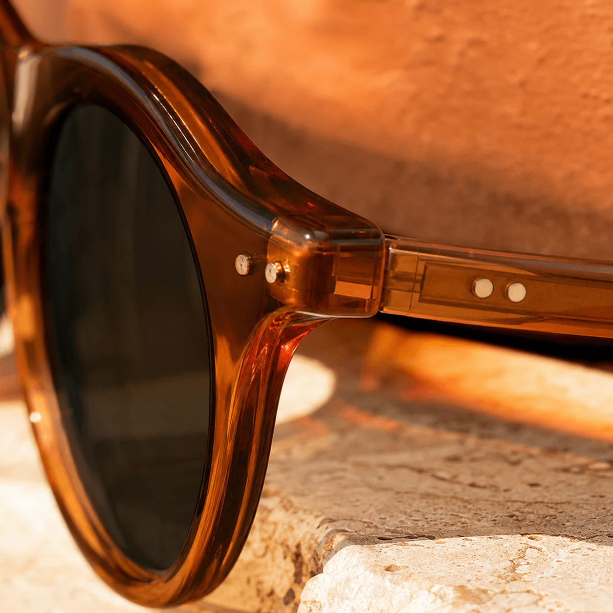 Mariner Round Sunglasses construction view